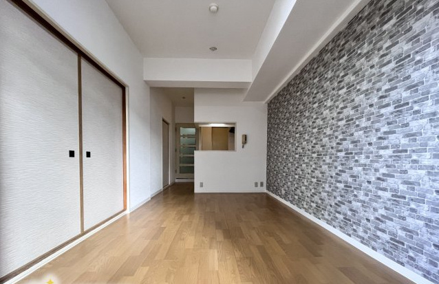 コスモ橿原神宮前　1988年4月築の居間・リビング|ダイニングテーブルやソファーも置けるゆとりの空間です♪壁がタイル調でオシャレです！
