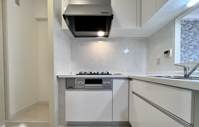 コスモ橿原神宮前　1988年4月築のキッチン|使いやすいＬ字キッチンです！引き出しはスライド式になっていて使いやすく、たくさん収納することができますよ♪

