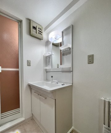 コスモ橿原神宮前　1988年4月築の独立洗面台|
洗面下に収納がついているので洗剤などをストックできます。