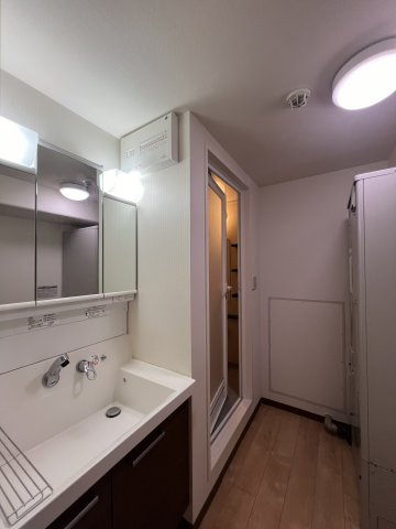 橿原神宮前スカイハイツ9階の独立洗面台|シンクも広くて使いやすい三面鏡付き洗面台.