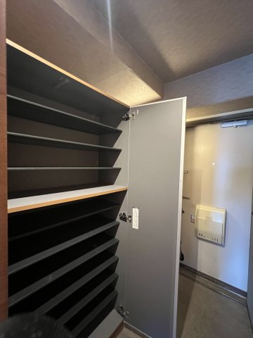 橿原神宮前スカイハイツ9階の玄関|大容量シューズボックス付き