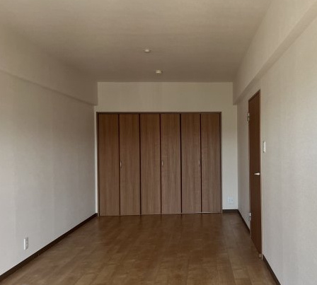 橿原神宮前スカイハイツ9階の寝室|洋室10帖　主寝室にぴったり