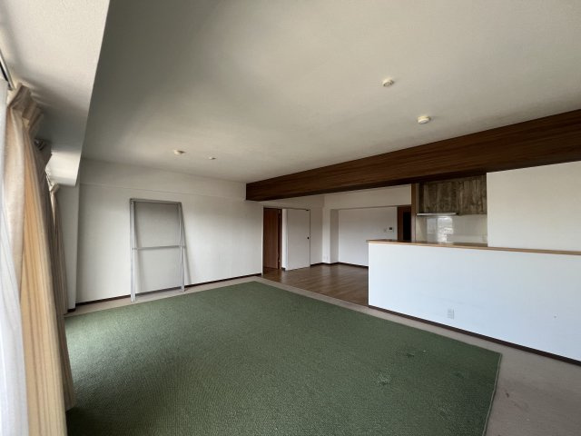 橿原神宮前スカイハイツ9階の居間・リビング|南に大きなバルコニーがあり日当たり良好♪