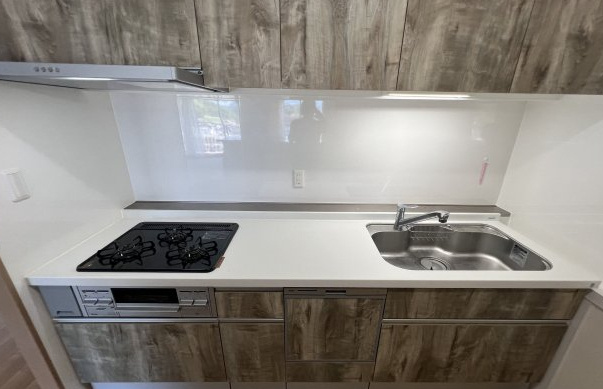 橿原神宮前スカイハイツ9階のキッチン|おしゃれな木目調の扉材がポイントのシステムキッチン