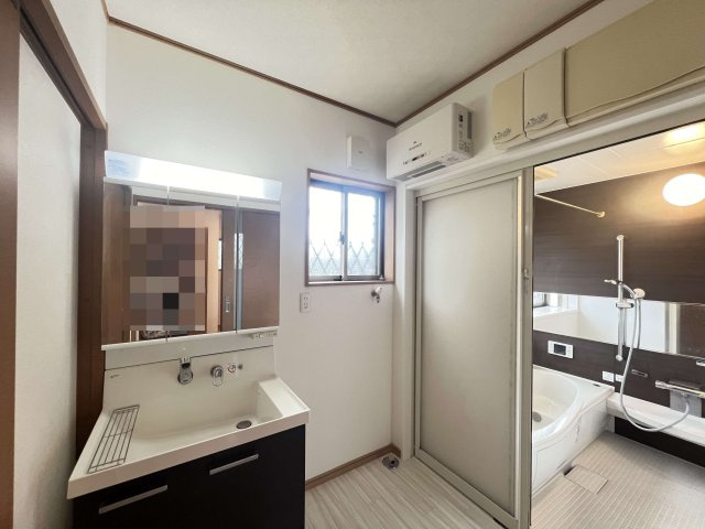 吉野郡大淀町大字北野の独立洗面台|窓付きの洗面脱衣所です。