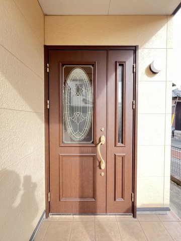 奈良県磯城郡三宅町大字屏風の玄関|重厚感のある親子扉がステキな玄関ドア