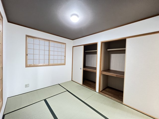 奈良県磯城郡三宅町大字屏風の和室|たっぷり押入収納付き