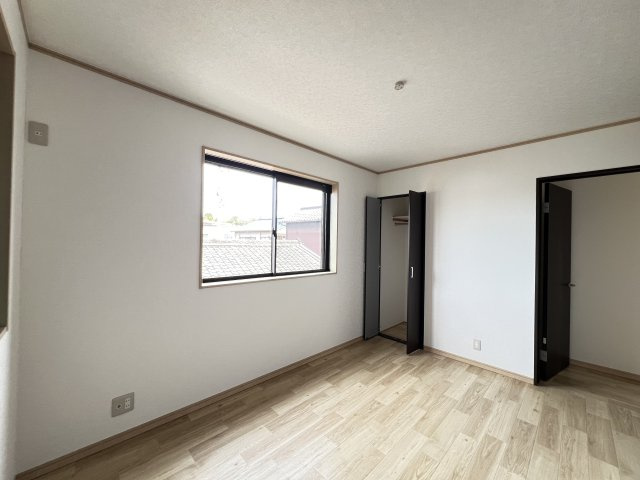 奈良県磯城郡三宅町大字屏風の寝室|ハンガーパイプ付き収納があります