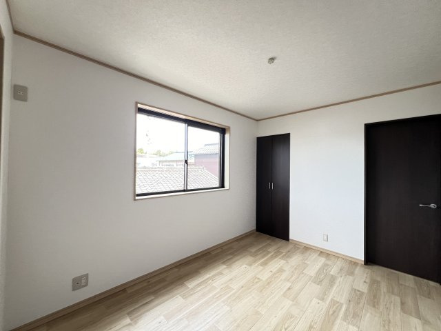 奈良県磯城郡三宅町大字屏風の寝室|出窓がおしゃれな洋室6帖