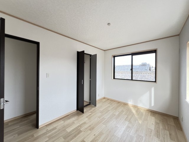 奈良県磯城郡三宅町大字屏風の子供部屋|ハンガーパイプ付きクローゼットがあります