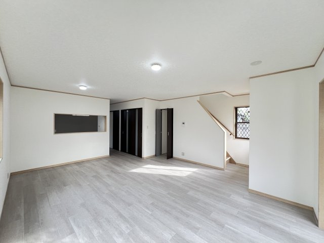 奈良県磯城郡三宅町大字屏風の居間・リビング|ホワイトを基調としたスタイリッシュな内装のLDK