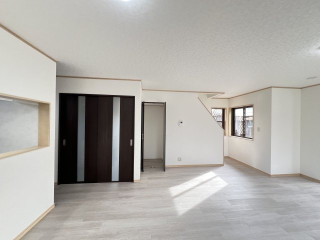 奈良県磯城郡三宅町大字屏風の居間・リビング|ホワイトのフローリングにダークな扉材でシックな内観です