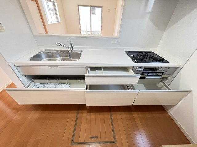 磯城郡川西町結崎のキッチン|引き出し収納で使いやすいキッチン　上部棚付きで収納力たっぷり