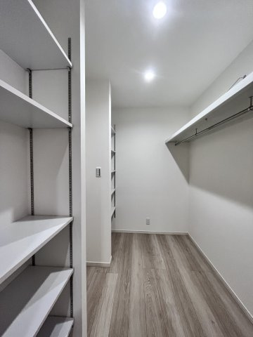 桜井市大字阿部3区画の収納|家事動線を短縮できる ファミリークローゼットがあれば、衣類を洗濯して収納する際に各部屋に周る必要がなく、1カ所で作業を済ませることができます！