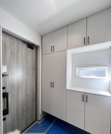 桜井市大字阿部3区画の玄関|収納力のあるシューズボックスで玄関をスッキリ保てます♪小物を置いたりお花を飾るスペースもあり、いつも気持ちよくお客様をお迎えできますね♪
