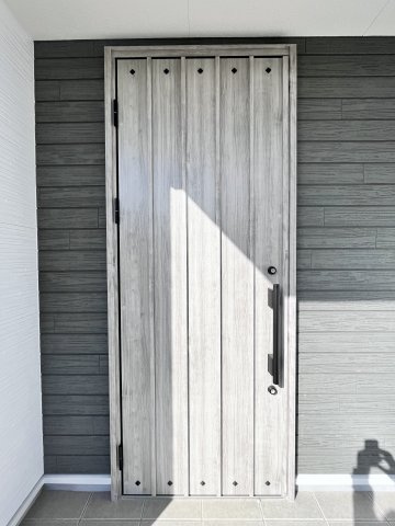 桜井市大字阿部3区画の玄関|洋風のお洒落な玄関ドアです！
