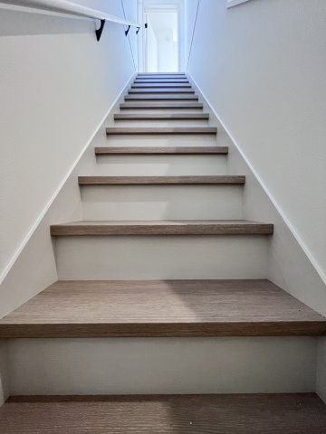 桜井市大字阿部3区画の内装|階段は手すり付きで小さなお子様やご高齢の方でも安心です♪
