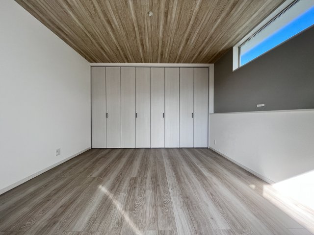 桜井市大字阿部3区画の寝室|洋室8帖は主寝室にいかがでしょうか。バルコニーに面しているのでお布団を干すのもスムーズですよ♪
