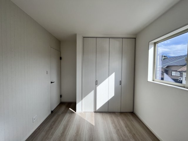 桜井市大字阿部3区画の洋室|2Fは３タイプのお部屋になっています。どのお部屋もクローゼットあり！
