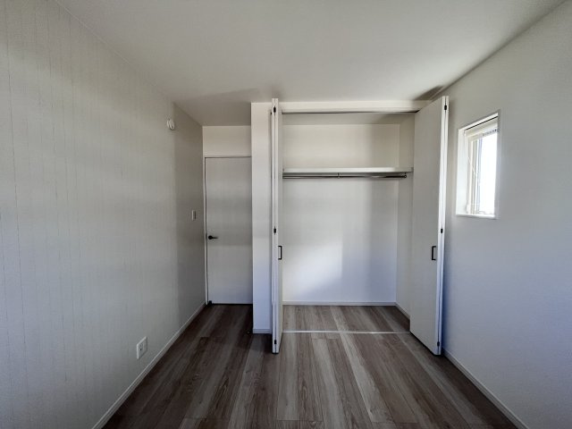 桜井市大字阿部3区画の子供部屋|クローゼットも備わっており、おもちゃなどを収納するには最適です♪
