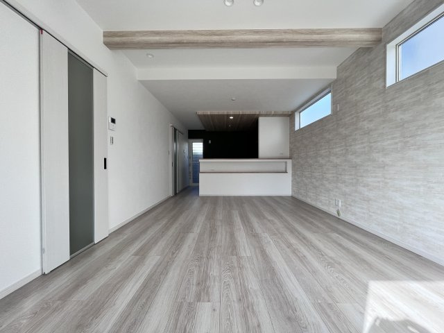 桜井市大字阿部3区画の居間・リビング|天井に見せ梁があって木の温もりを感じる空間です！
