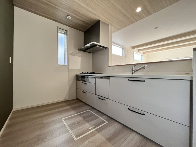 桜井市大字阿部3区画のキッチン|引き出しはスライド式になっていて使いやすく、たくさん収納することができますよ♪
