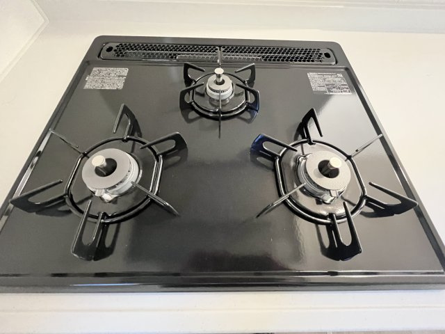 桜井市大字阿部3区画のキッチン|３口のガスコンロです♪五徳をはずして掃除しやすい設計になっています♪
