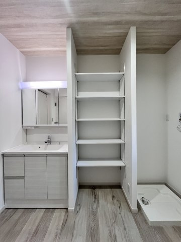 桜井市大字阿部3区画の独立洗面台|収納充実しているのでタオルや洗剤ストックがたくさん置けます。