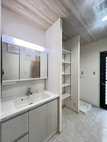 磯城郡田原本町　平屋の独立洗面台|広々とゆとりのある洗面脱衣所です。