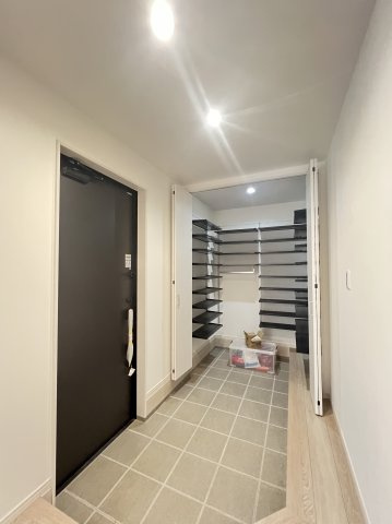 磯城郡田原本町　平屋の玄関|たっぷり土間収納のある玄関です。