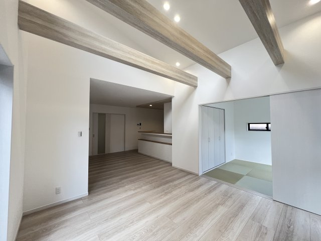 磯城郡田原本町　平屋の居間・リビング|見せ梁の上が吹き抜けになっており、解放感たっぷりです。