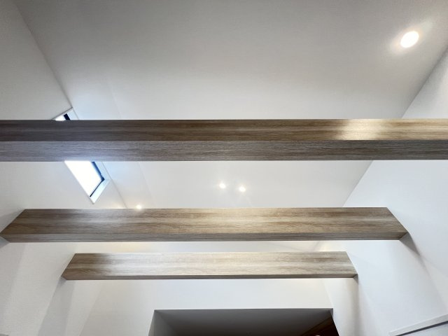 磯城郡田原本町　平屋の居間・リビング|見せ梁の上が吹き抜けになっており、解放感たっぷりです。