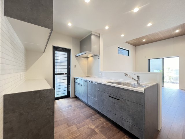 GREEN　STAGE三輪　のキッチン|ダウンライトですっきりとしたシステムキッチン