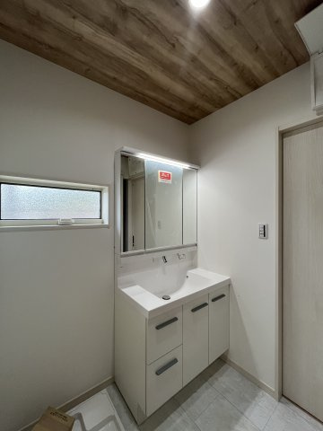 桜井市金屋全3区画の独立洗面台|３面鏡の裏に収納があり、コスメなど収納できます！
