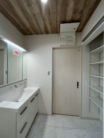 桜井市金屋全3区画の独立洗面台|可動棚付きなので収納の仕方は自由です♪