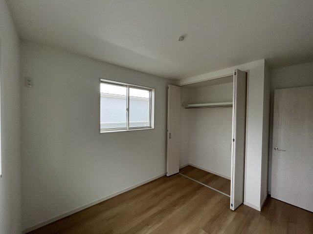 桜井市金屋全3区画の子供部屋|クローゼットも備わっており、おもちゃなどを収納するには最適です♪
