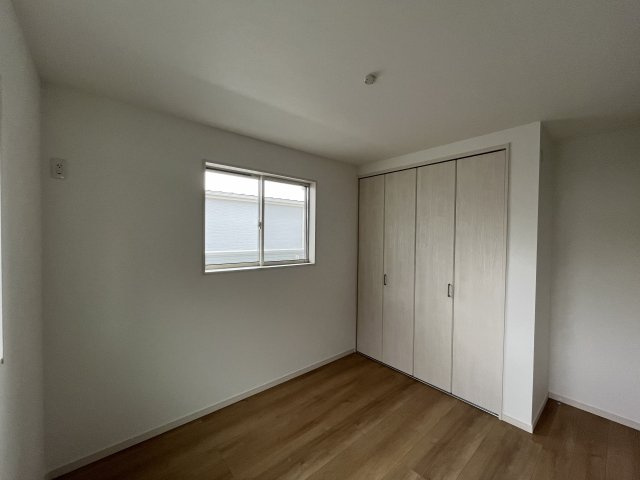 桜井市金屋全3区画の洋室|各部屋に収納もあるから、荷物の多いご家族も安心ですね♪
