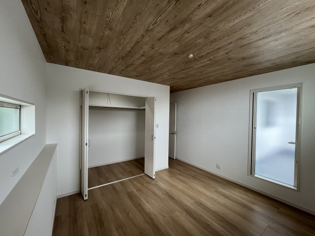 桜井市金屋全3区画の寝室|バルコニーに面しているのでお布団を干すのもスムーズですよ♪