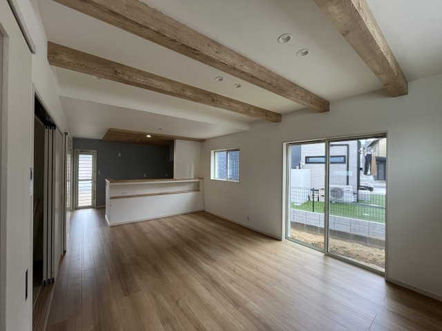 桜井市金屋全3区画の居間・リビング|広々とした18帖のリビングで、快適な暮らしを実現できます。また、日が差すためさらに明るく感じることができます♪