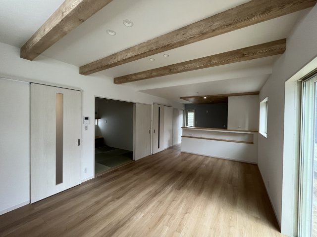 桜井市金屋全3区画の居間・リビング|天井に見せ梁があって木の温もりを感じる空間です！
