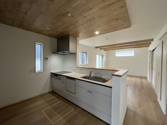 桜井市金屋全3区画のキッチン|人気の対面キッチンです♪作業をしながら家族の様子が見えて、コミュニケーションも取りやすくなります