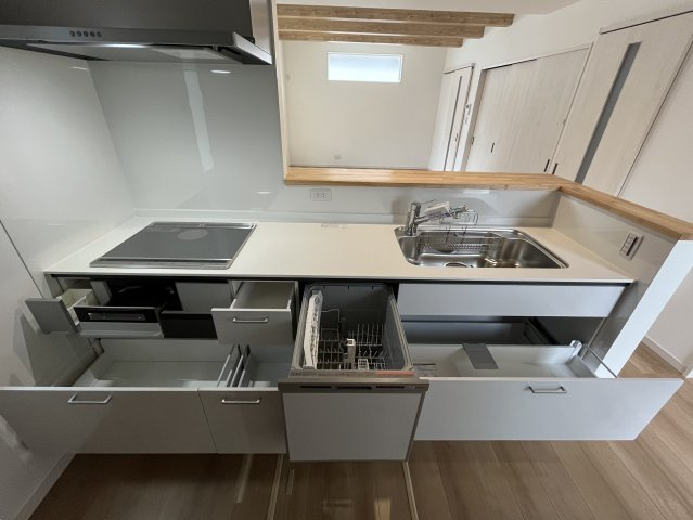 桜井市金屋全3区画のキッチン|引き出しはスライド式になっていて使いやすく、たくさん収納することができますよ♪

