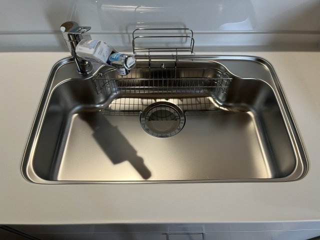 桜井市金屋全3区画のキッチン|広々シンクで、リビングから洗い場の手元も隠れています！
