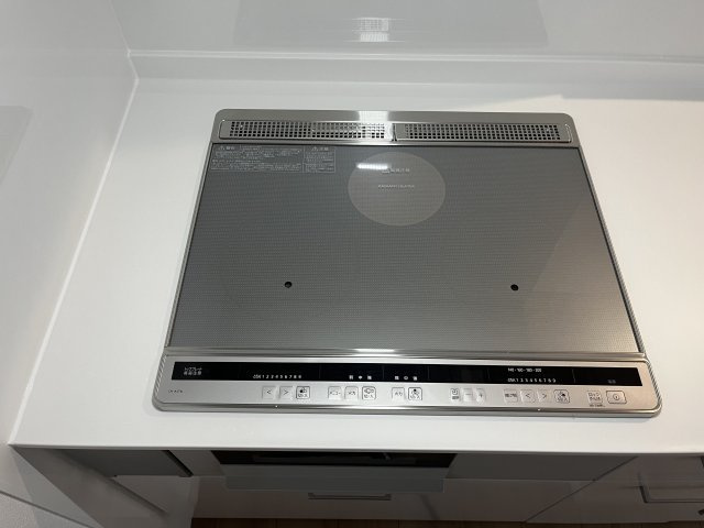 桜井市金屋全3区画のキッチン|しっかり火力もある３口のIHクッキングヒーターです。吹きこぼれなど汚れもサッとお掃除。