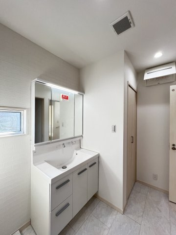 大和高田市西三倉堂1丁目　全2区画の洗面所|ホワイトを基調とした清潔感のある洗面化粧台