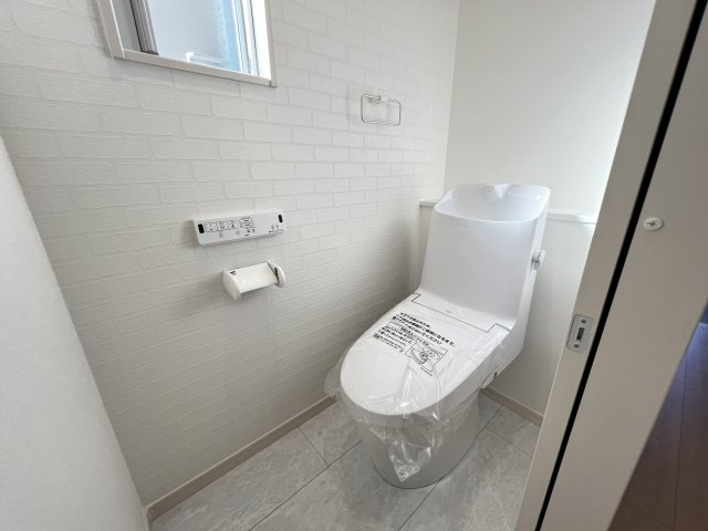 大和高田市西三倉堂1丁目　全2区画のトイレ|採光もとれるトイレです