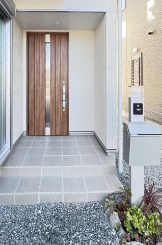 大和高田市西三倉堂1丁目　全2区画の玄関|雨や風も防げる玄関です