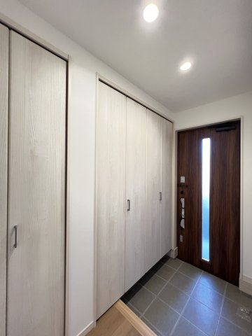 大和高田市西三倉堂1丁目　全2区画の玄関|明るく広々した内玄関