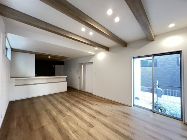 大和高田市西三倉堂1丁目　全2区画の居間・リビング|LDK１８帖のオシャレな梁がある空間で開放的です
