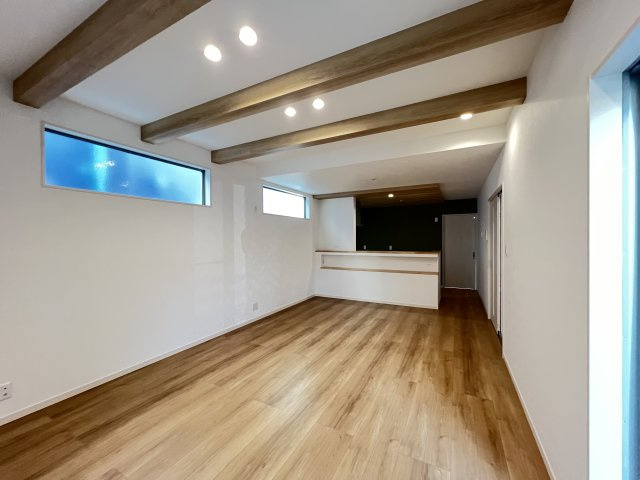 大和高田市西三倉堂1丁目　全2区画の居間・リビング|採光とプライバシーを確保した窓があります